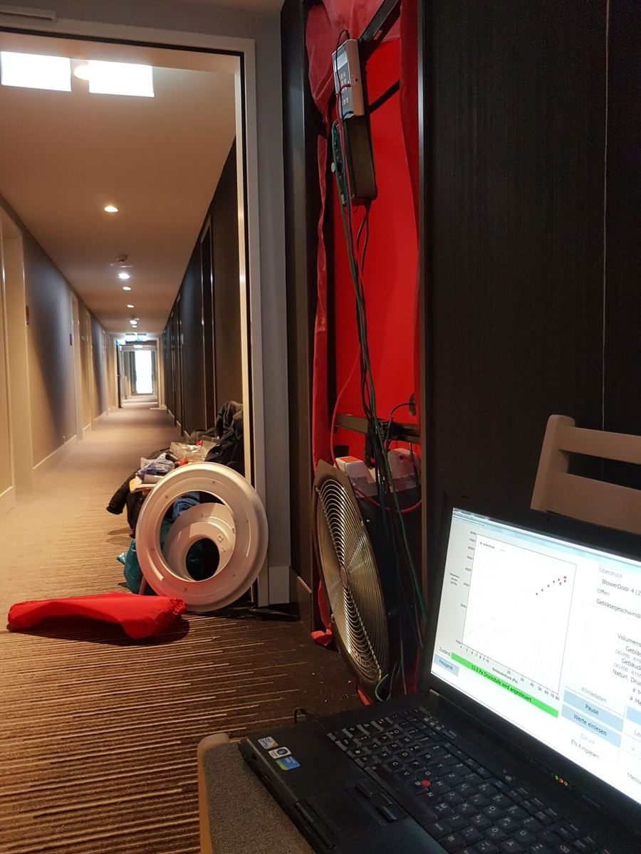 Blower-Door-Messung zur Luftdichtheitsprüfung in einem Hotelflur